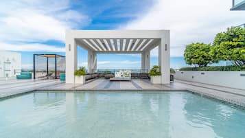 Piscina externa, barracas de cortesia, guarda-sóis