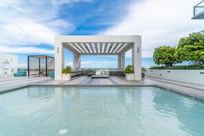 Alberca al aire libre y camas balinesas gratuitas 