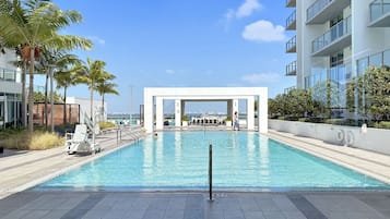 Alberca al aire libre y camas balinesas gratuitas