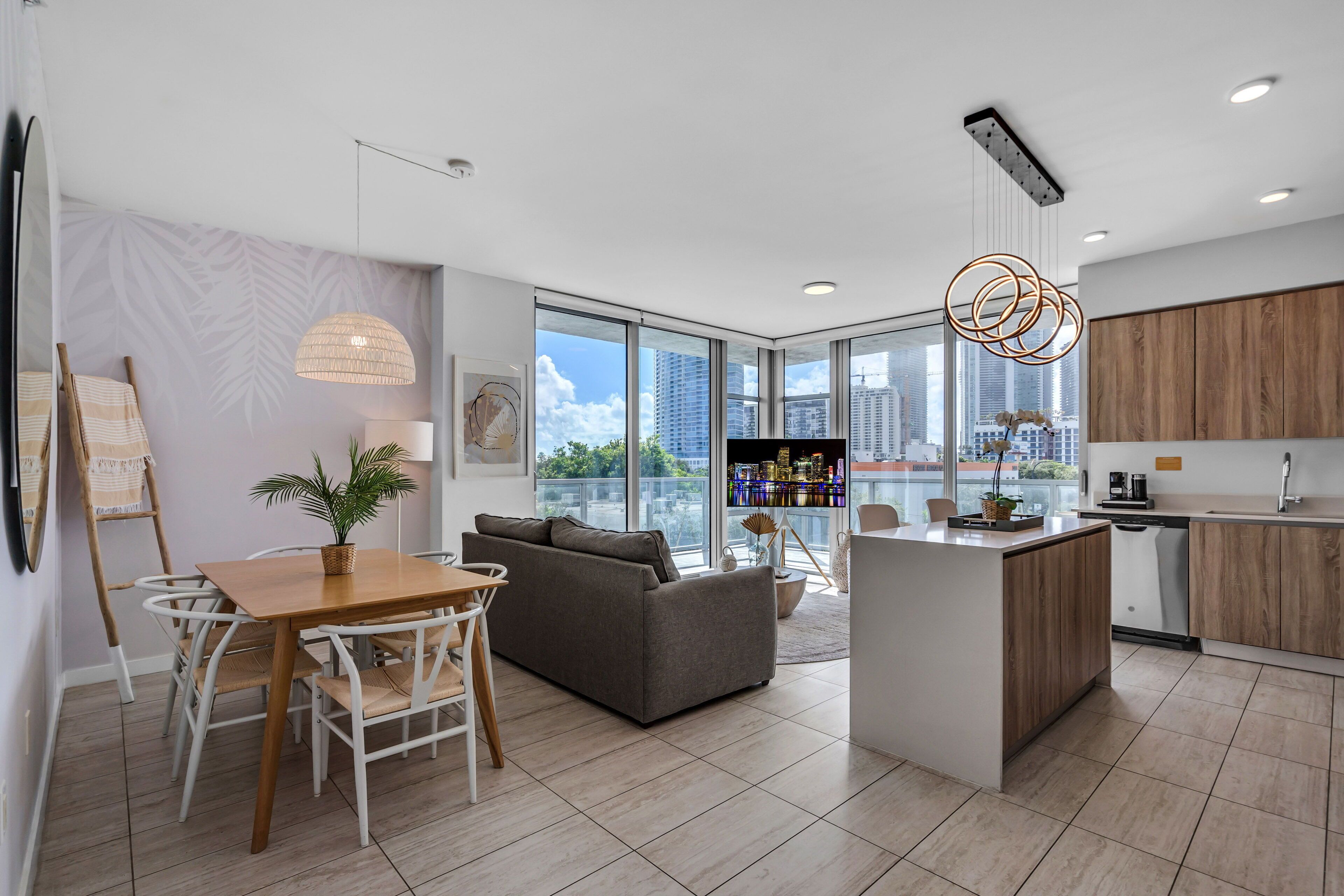 Condo clássico, 2 quartos, sacada, vista para a cidade | Área de estar | Smart TV 55 polegadas com canais digitais, Netflix, Hulu