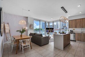 Condo clásico, 2 habitaciones, balcón, vista a la ciudad | Área de sala de estar | Smart TV de 55 pulgadas con canales digitales, Netflix y Hulu 