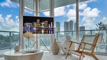 Condo clássico, 2 quartos, sacada, vista para a cidade | Área de estar | Smart TV 55 polegadas com canais digitais, Netflix, Hulu