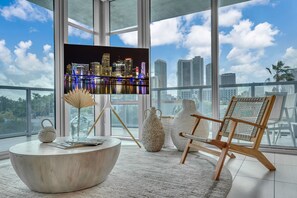 Condo clásico, 2 habitaciones, balcón, vista a la ciudad | Área de sala de estar | Smart TV de 55 pulgadas con canales digitales, Netflix y Hulu 