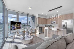 Condo clásico, 2 habitaciones, balcón, vista a la ciudad | Área de sala de estar | Smart TV de 55 pulgadas con canales digitales, Netflix y Hulu 
