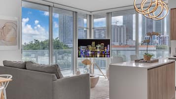 Condo clássico, 2 quartos, sacada, vista para a cidade | Área de estar | Smart TV 55 polegadas com canais digitais, Netflix, Hulu
