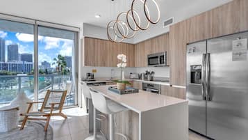 Condo clássico, 2 quartos, sacada, vista para a cidade | Cozinha americana privada | Geladeira grande, micro-ondas, fogão, cooktop