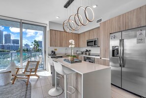 Condo clásico, 2 habitaciones, balcón, vista a la ciudad | Cocineta privada | Refrigerador con congelador, microondas, horno y parrilla de estufa 