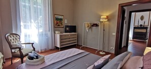 2 habitaciones, tabla de planchar con plancha, wifi y ropa de cama 
