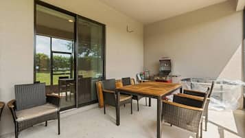 屋外ダイニングエリア