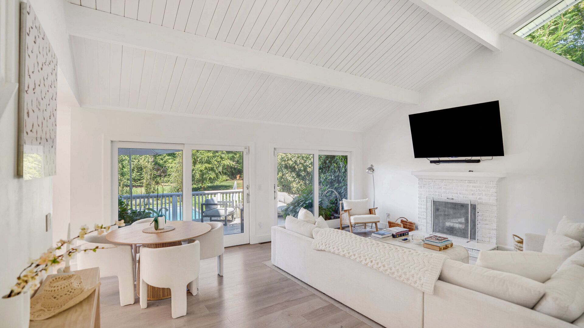 Smart TV, fireplace, stereo