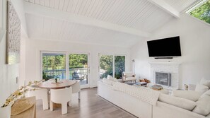 Smart TV, fireplace, stereo