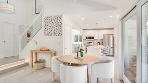 ميكروويف، فرن، موقد طهي مسطح، ماكينة لصنع القهوة/الشاي