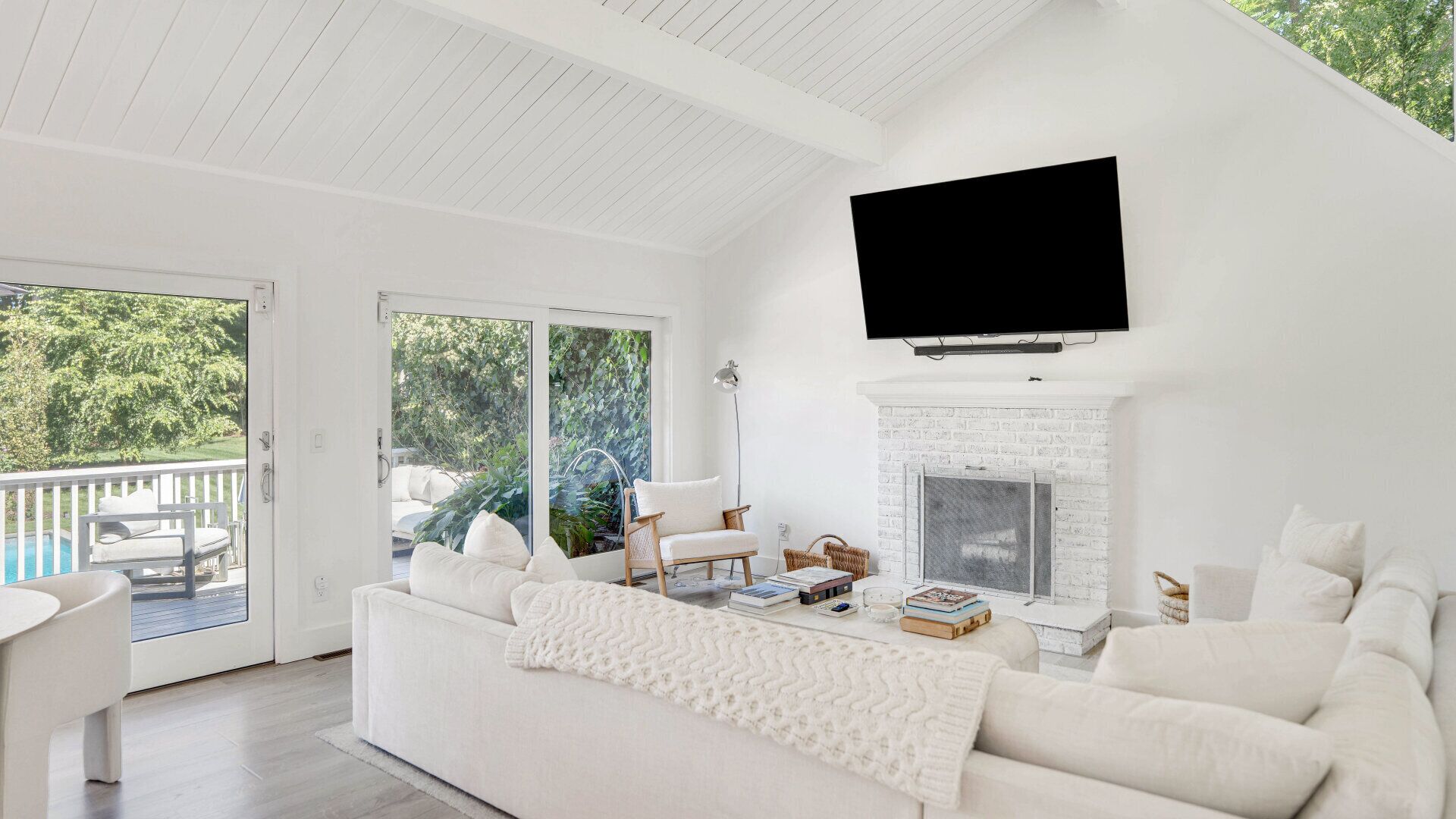 Smart TV, fireplace, stereo