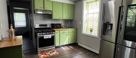 ثلاجة، ميكروويف، فرن، موقد طهي مسطح