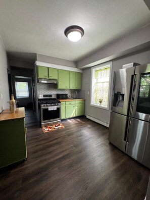 ثلاجة، ميكروويف، فرن، موقد طهي مسطح