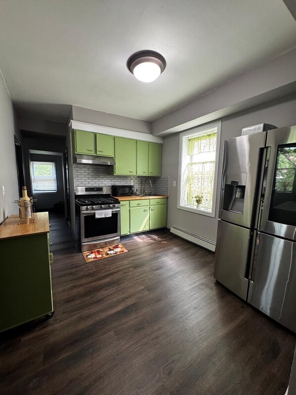 冰箱、微波炉、烤箱、炉灶