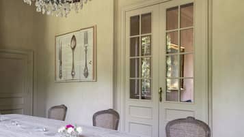 Villa Deluxe, vista al parque | Restaurantes