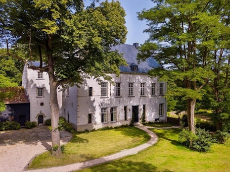 Exterior. Le Manoir Familial