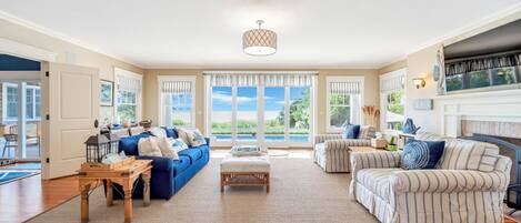 Smart TV, chimenea, tenis de mesa y estéreo