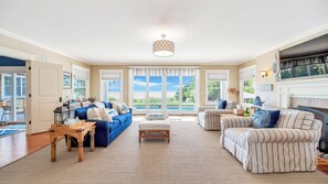 Smart TV, fireplace, table tennis, stereo