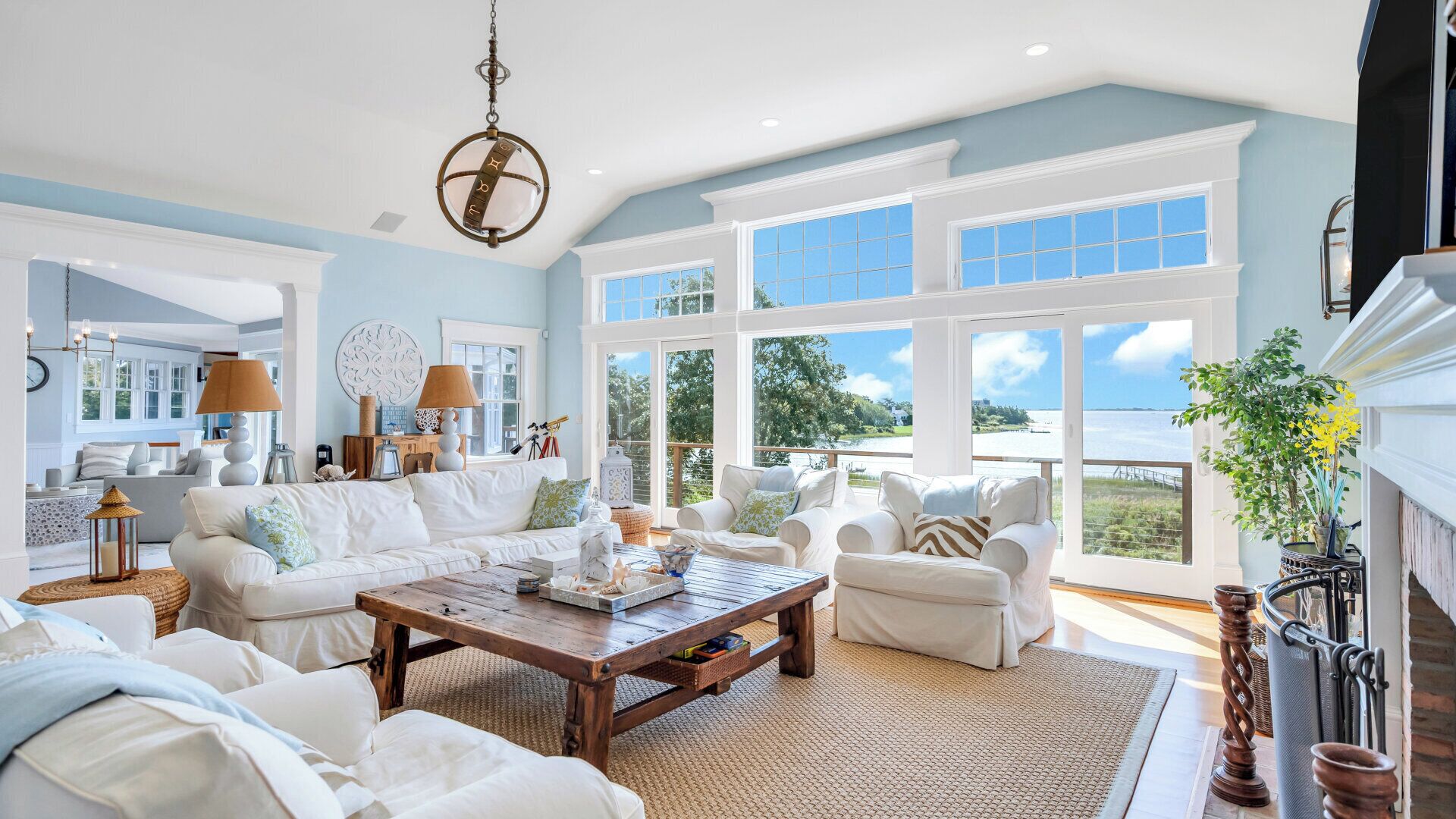 Smart-tv, pejs, bordtennisbord, stereoanlæg