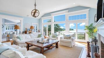 Smart TV, fireplace, table tennis, stereo