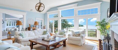 Smart TV, fireplace, table tennis, stereo