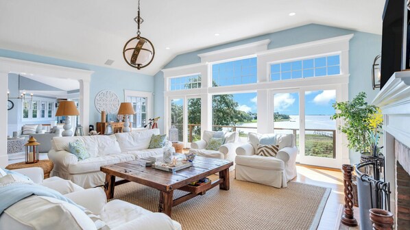 Smart TV, fireplace, table tennis, stereo