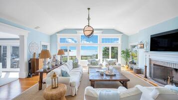 Smart TV, fireplace, table tennis, stereo