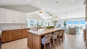 Mikrowelle, Ofen, Herdplatte, Wasserkocher mit Kaffee-/Teezubehör