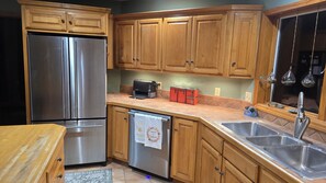 Fridge, microwave, oven, stovetop - Exclusive Ohio River Retreat with Hot Tub (Cannelton)