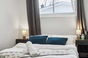 5 bedrooms, iron/ironing board, WiFi, bed sheets