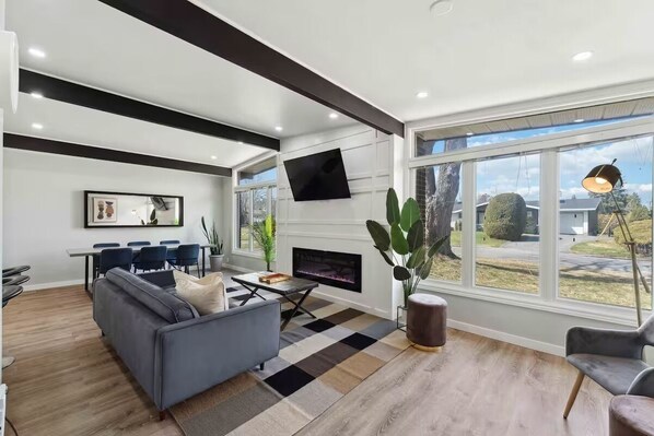 Living area - Regal 5BD Retreat W/ POOL | 15 MINS 2DT (Ottawa)