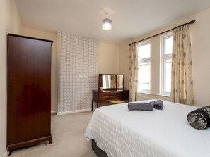 3 bedrooms, iron/ironing board, free WiFi, bed sheets