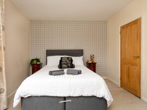 3 bedrooms, iron/ironing board, free WiFi, bed sheets
