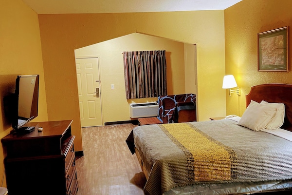 Single Room | Blackout drapes, soundproofing, WiFi (free), bed sheets