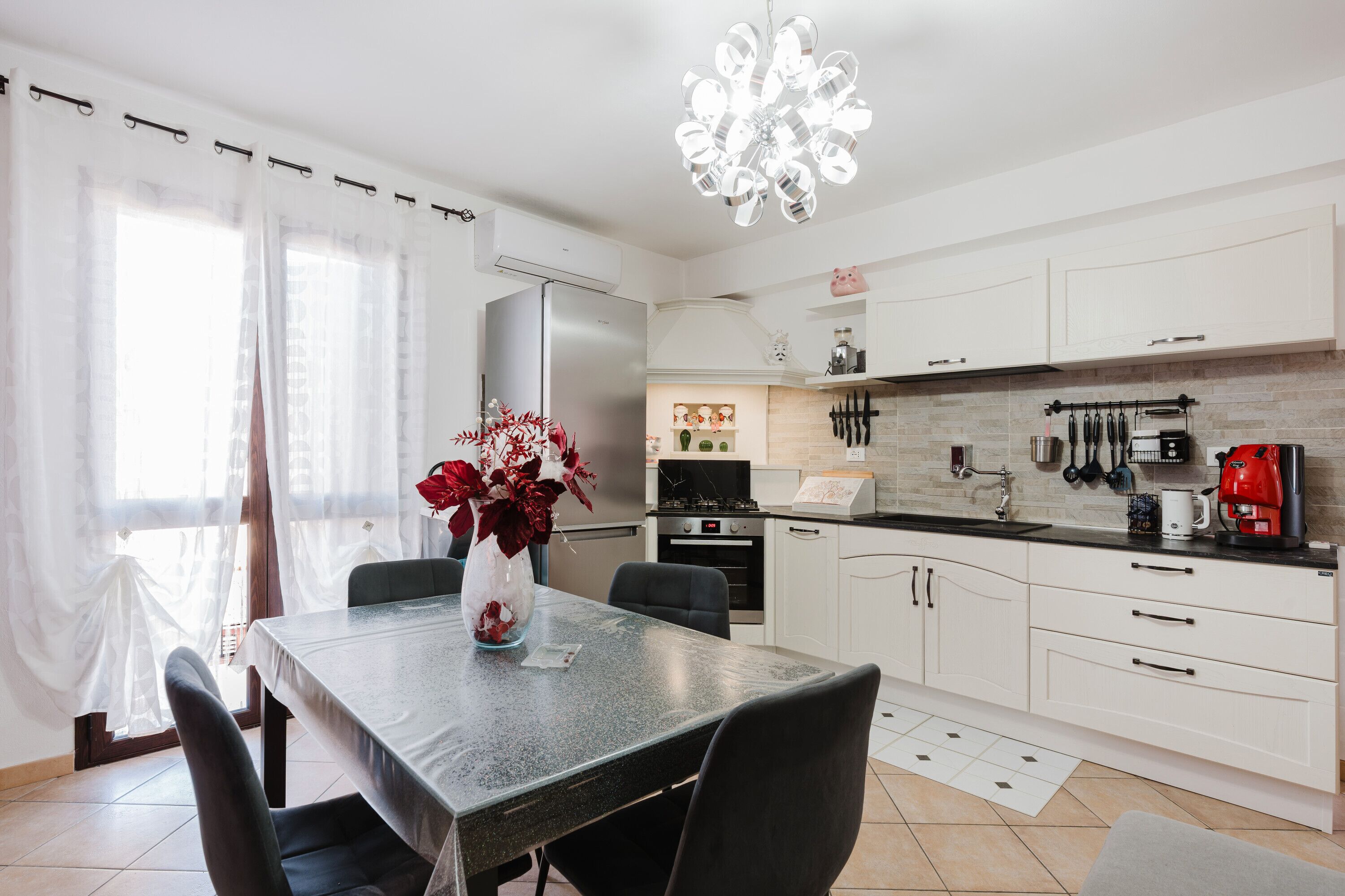 Frigorífico, horno, placa de cocina y cafetera o tetera