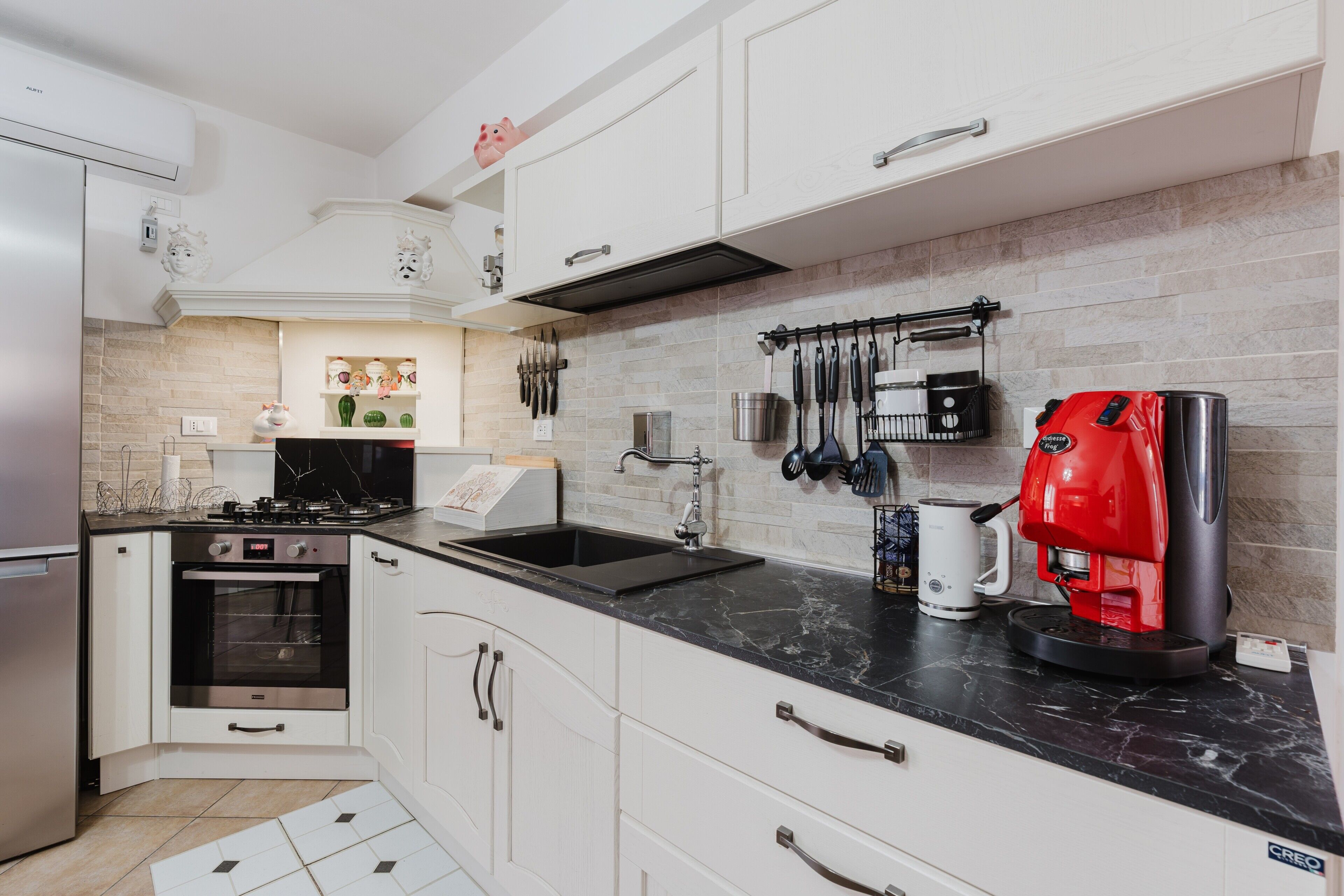 Frigorifero, forno, piano cottura, macchina per tè/caffè