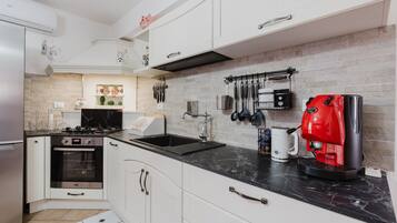 Frigorifero, forno, piano cottura, macchina per tè/caffè