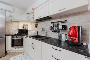 Réfrigérateur, four, plaque de cuisson, cafetière/bouilloire