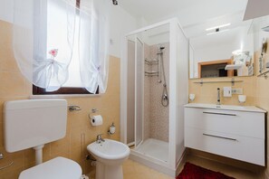 Douche, sèche-cheveux, serviettes fournies