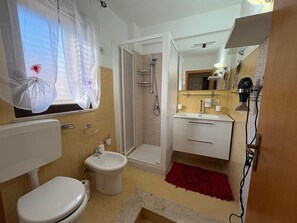 Een douche, een haardroger, handdoeken