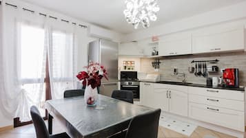 Frigorifero, forno, piano cottura, macchina per tè/caffè