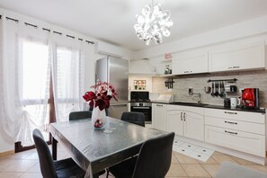 Réfrigérateur, four, plaque de cuisson, cafetière/bouilloire