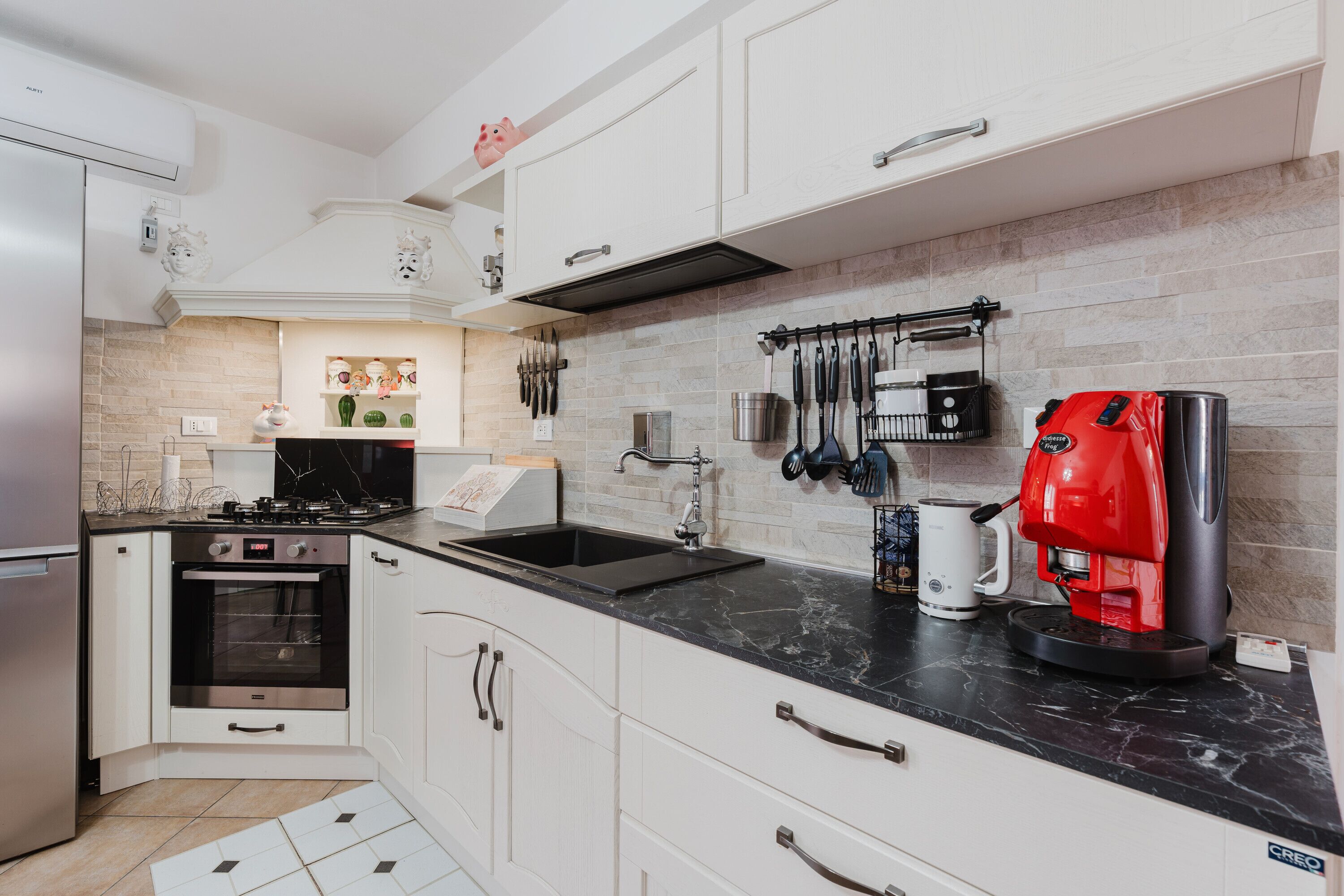 Frigorifero, forno, piano cottura, macchina per tè/caffè