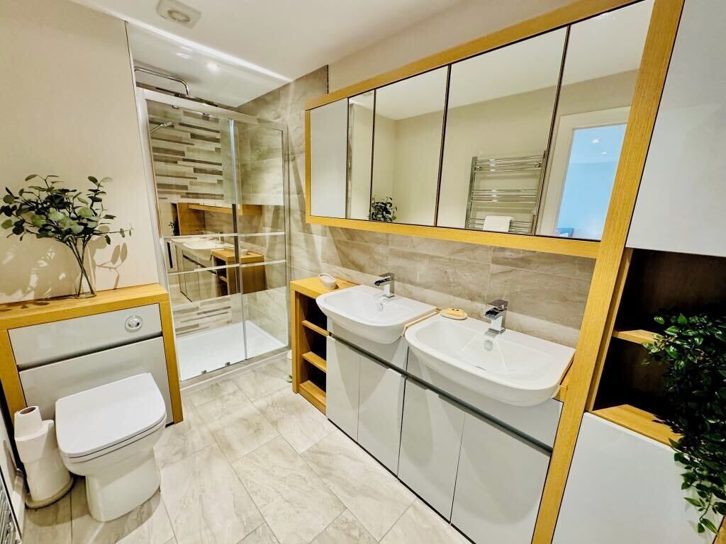 Shower, jetted bath, hair dryer, towels