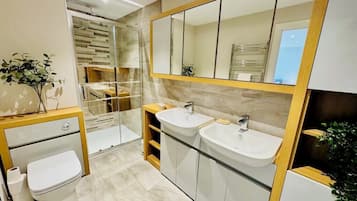 Shower, jetted bath, hair dryer, towels
