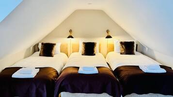 5 bedrooms, iron/ironing board, WiFi, bed sheets