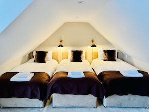 5 quartos, ferros/tábuas de passar roupa, Wi-Fi, roupa de cama