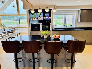 Four à micro-ondes, un four, surface de cuisson, lave-vaisselle